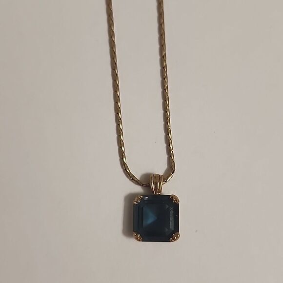 Avon Faceted Blue Glass Square Cut Solitaire Pendant Necklace Womens - Picture 1 of 4